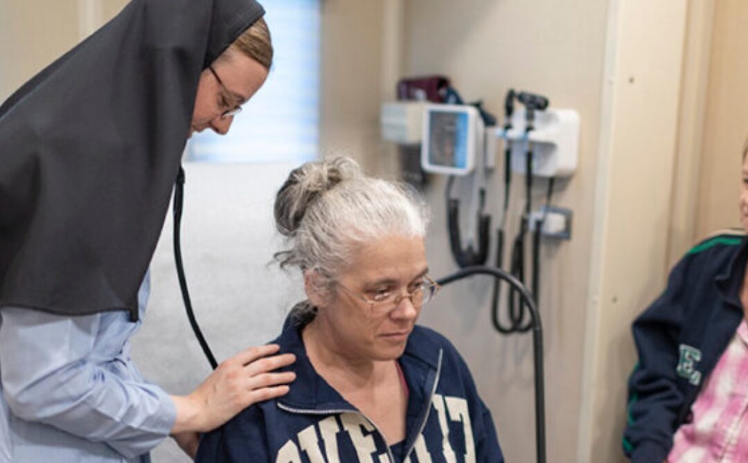 Woman religious who as physician treats Tennessee’s uninsured receives Lumen Christi Award