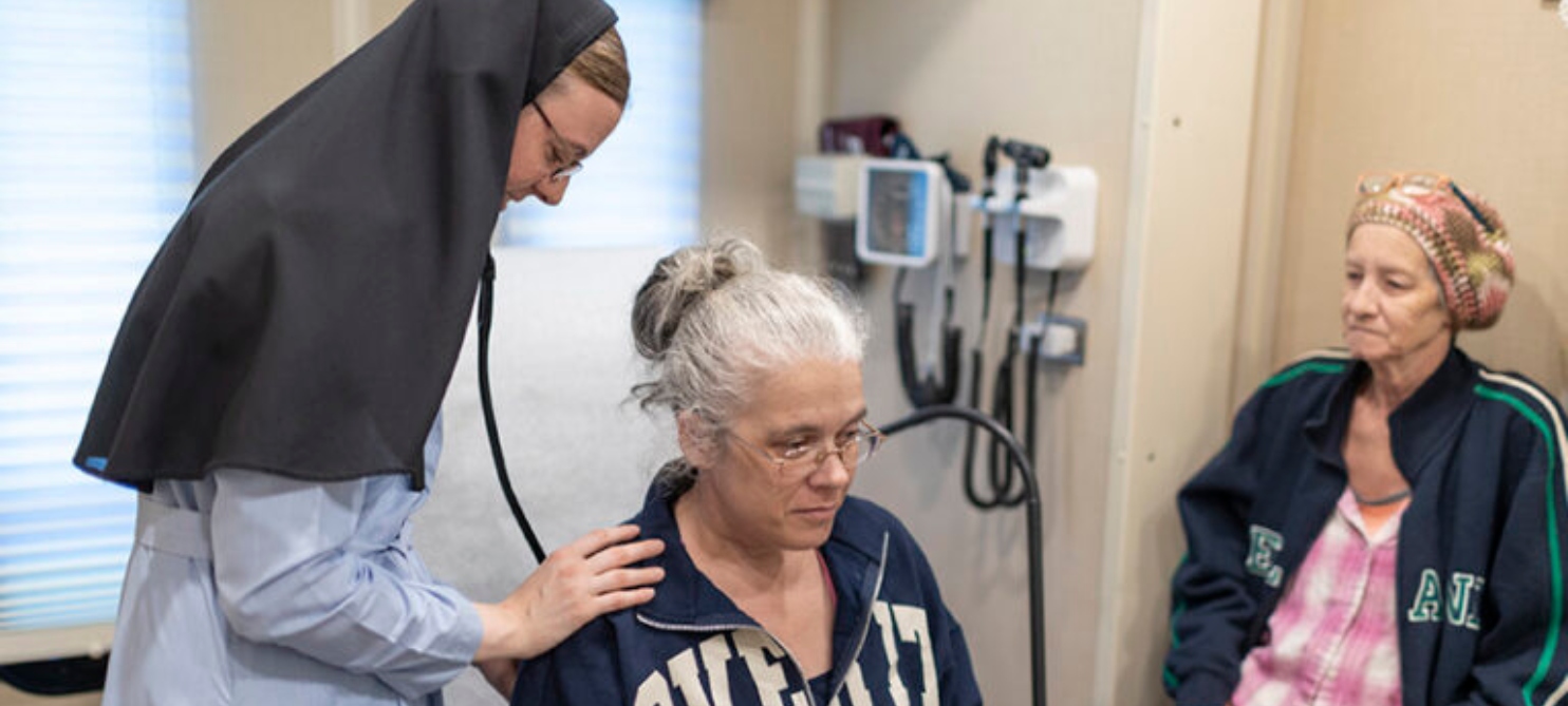 Woman religious who as physician treats Tennessee’s uninsured receives Lumen Christi Award